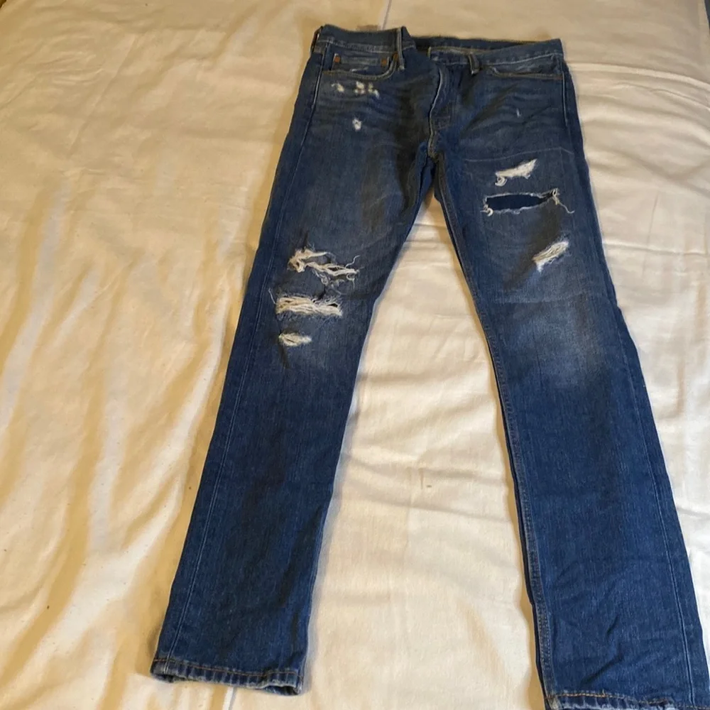 Levi Ripped Jeans - Picture 1 of 2